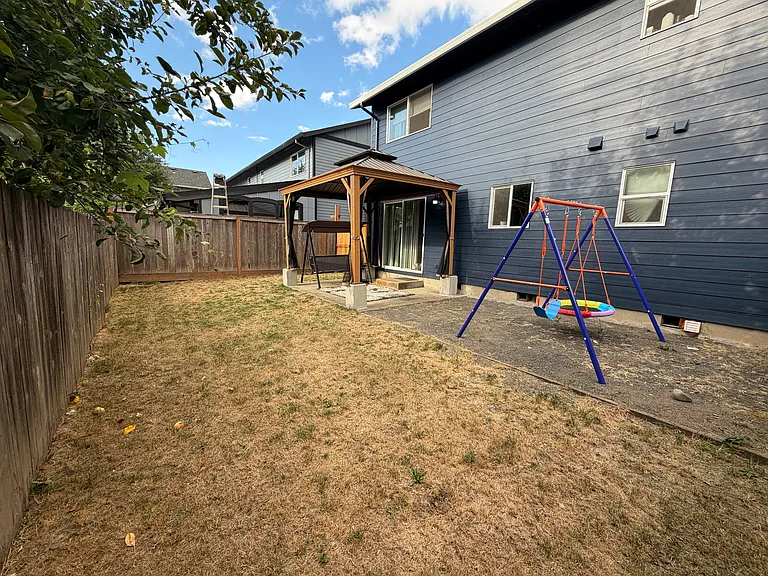1426 NE Thomas Ct — Photo 23