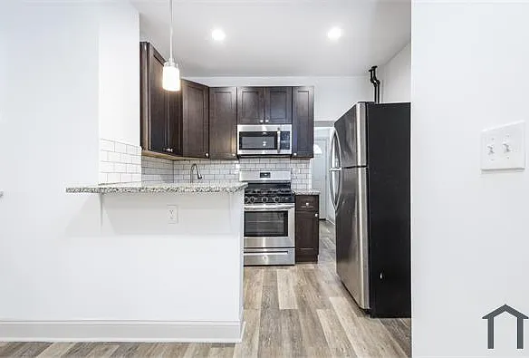 137 N Hobart St — Photo 4