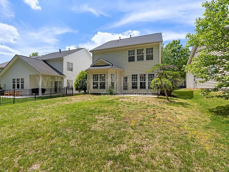 1141 Hammond Dr — Photo 36