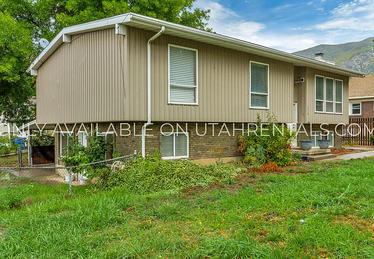398 W State St — Photo 22