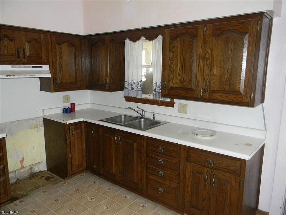 2nd image of 243 Sexton St #8