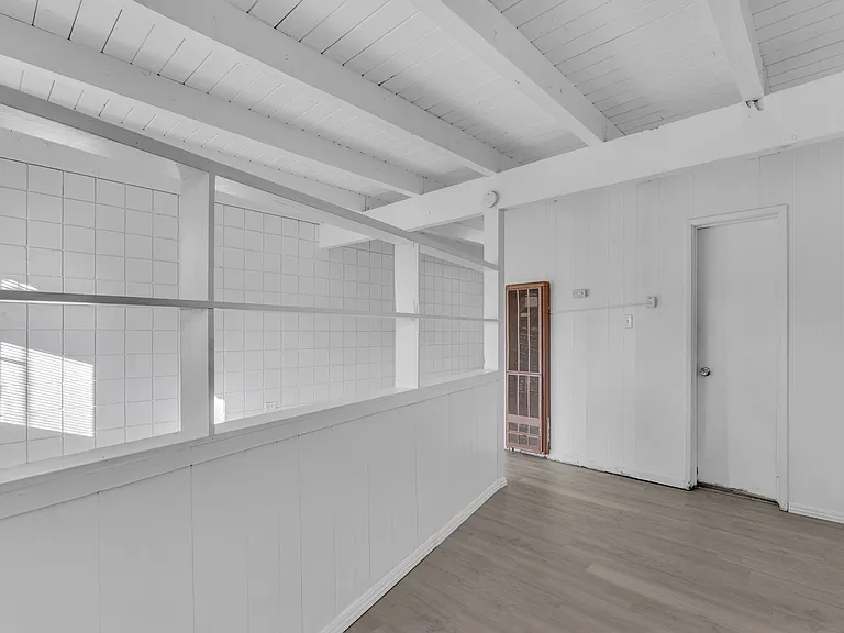 Vassar Apartment — Photo 8