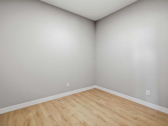3rd image of 139 W Belvedere Cres SE