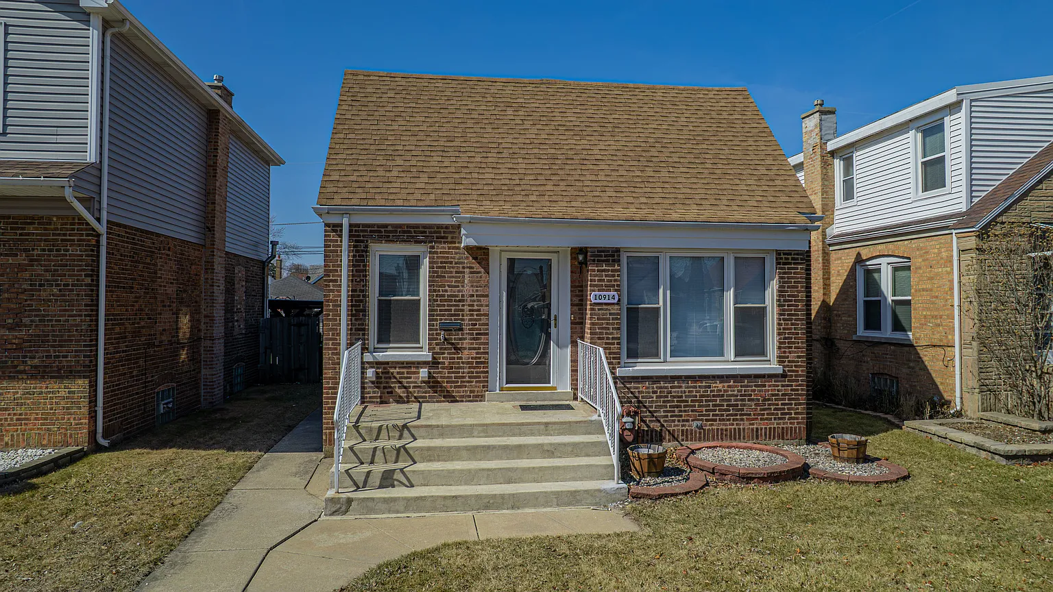 10914 S Avenue B photo 1