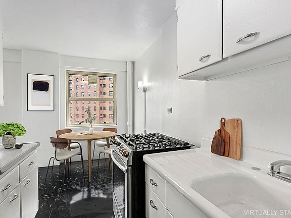 3rd image of 100 La Salle St APT 12B