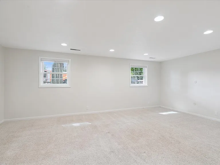 1429 Columbus Dr — Photo 18