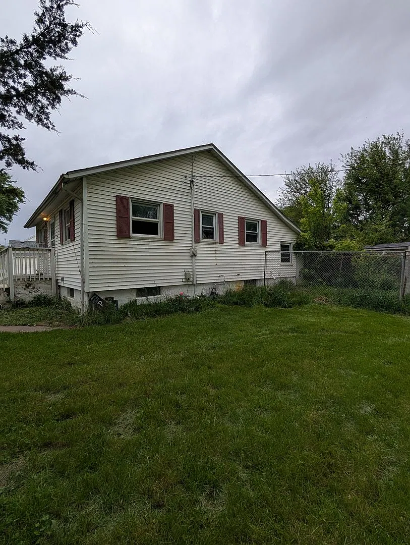 Cozy Country Style Living Just Minutes From Davenport Conveniences! — Photo 3