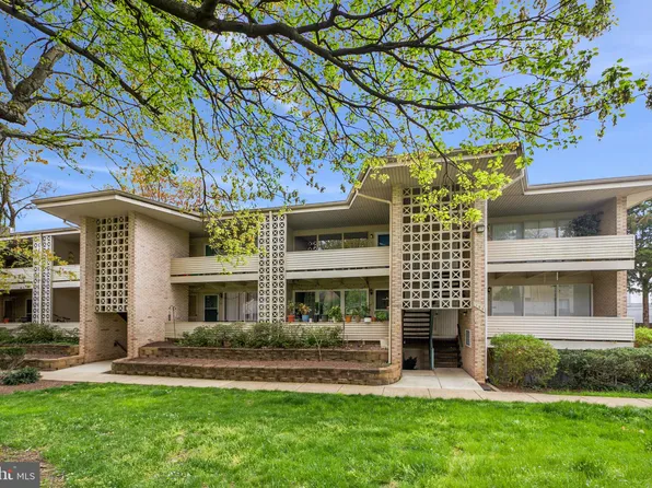 128 Haycock Rd APT B6, Falls Church, VA 22046
