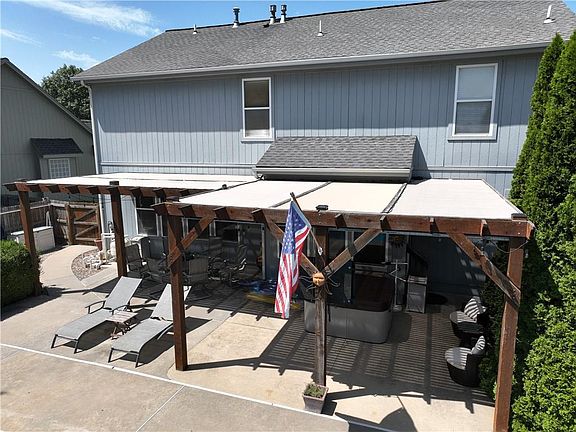 4th image of 110 NE Lamplighter Ln