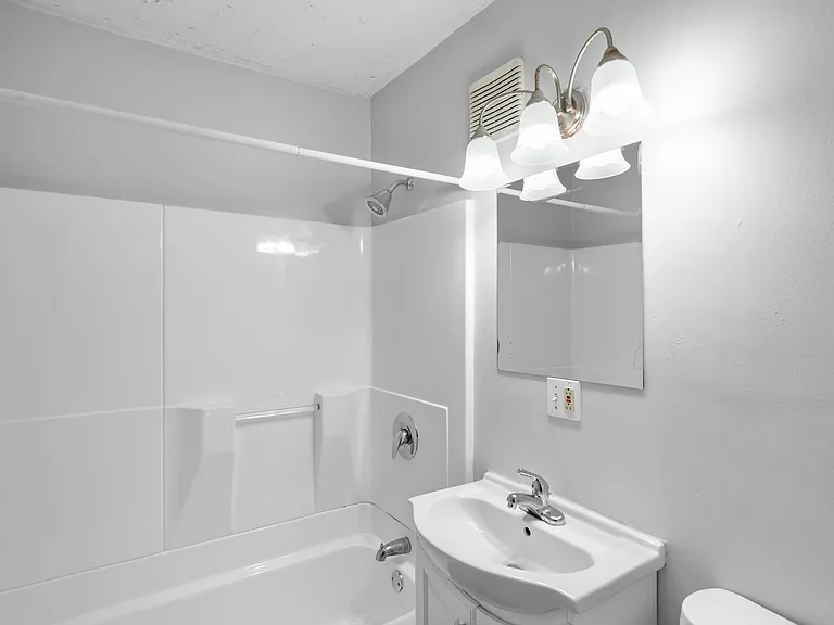 525 Oxford St #4 — Photo 8
