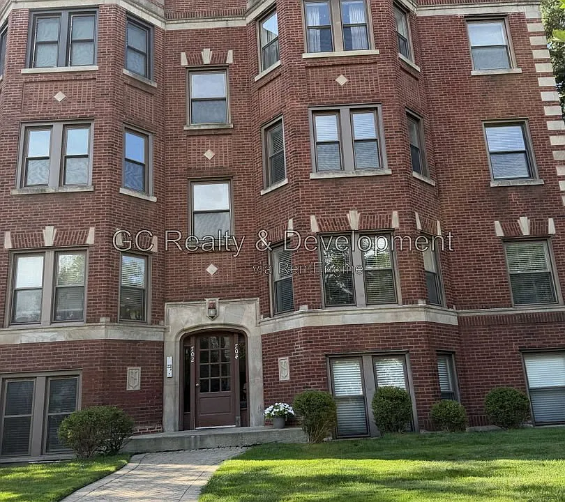 702 Reba Pl #201