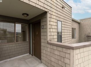 5630 S Riverside Ln APT 6, Portland, OR 97239
