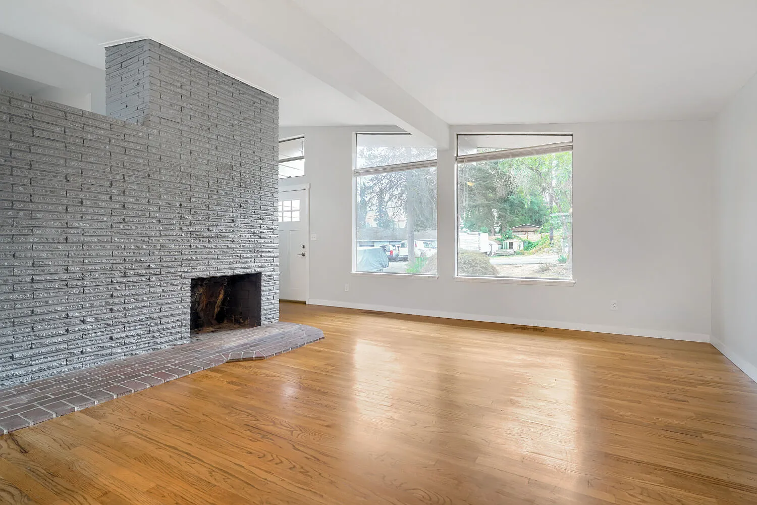 3 bed, 1200 sqft, $2,900 — Photo 2