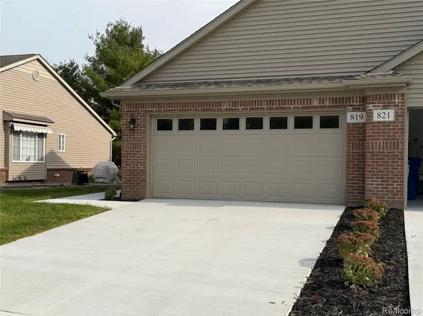 819 Chelsea Ridge Ct, Howell, MI 48843