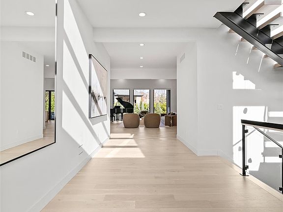 4th image of 4512 Pinnacle Blvd