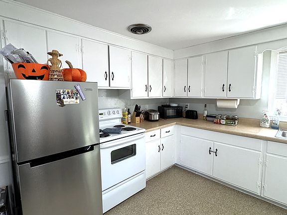 2nd image of 112 Greenleaf St #12