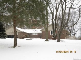 6160 Victoria Dr, Fenton, MI 48430