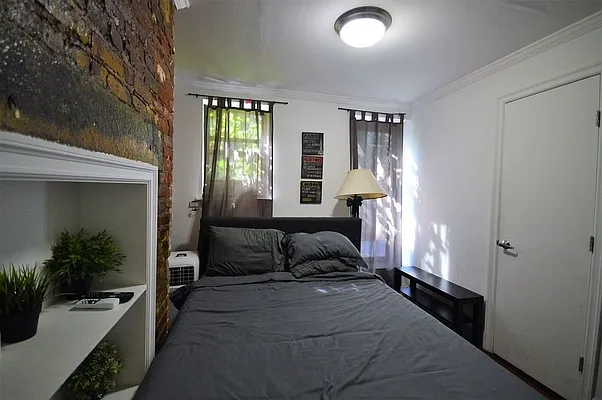 Rented by Universal Realty Group | media 7