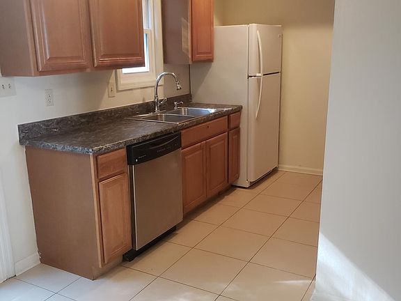 5th image of 19 Roffman Pl