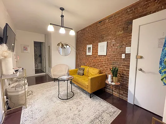 Rented by KNOCKKNOCK LLC | media 14