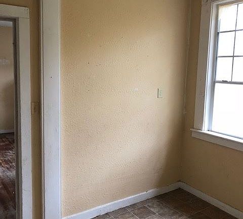 5th image of 224 Dalzell St