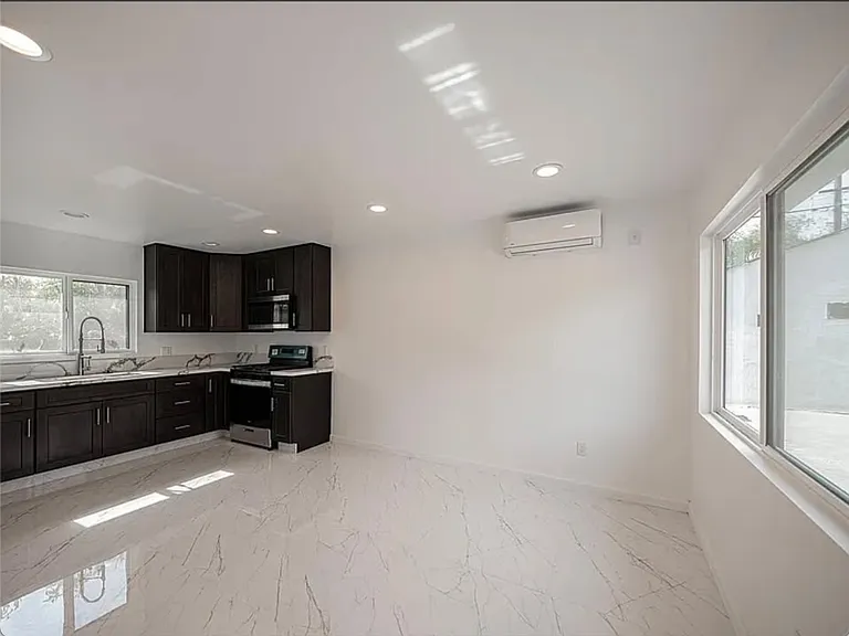 14825 Cohasset St — Photo 5