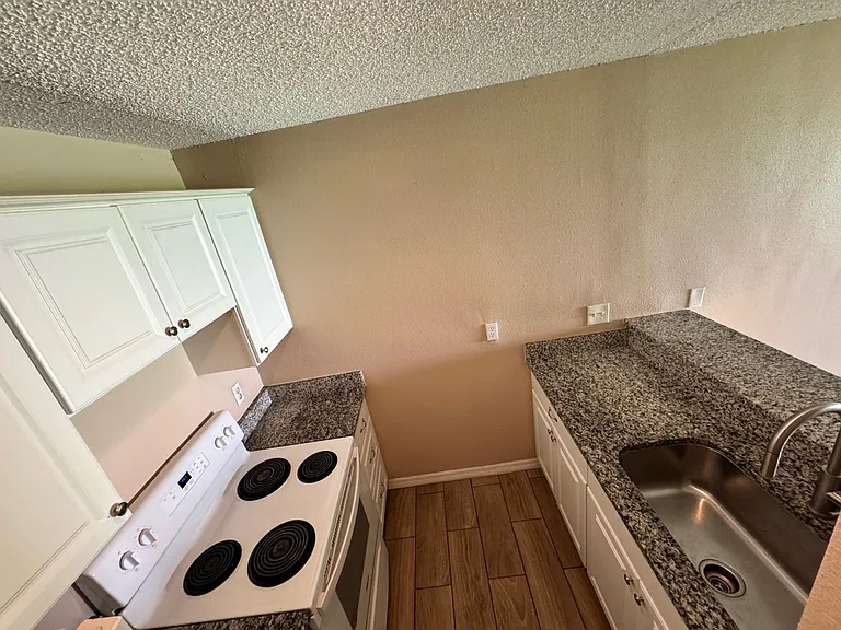 900 Avenue Z SE #D2 — Photo 4