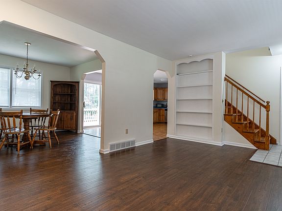 5th image of 33 Herald Dr