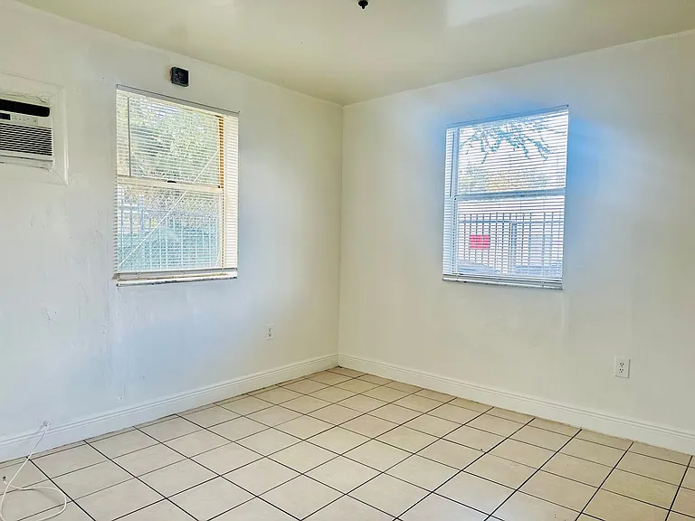 352 NW 11th St — Photo 16
