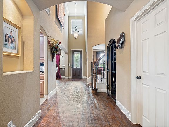 4th image of 608 Chalk Hill Ln