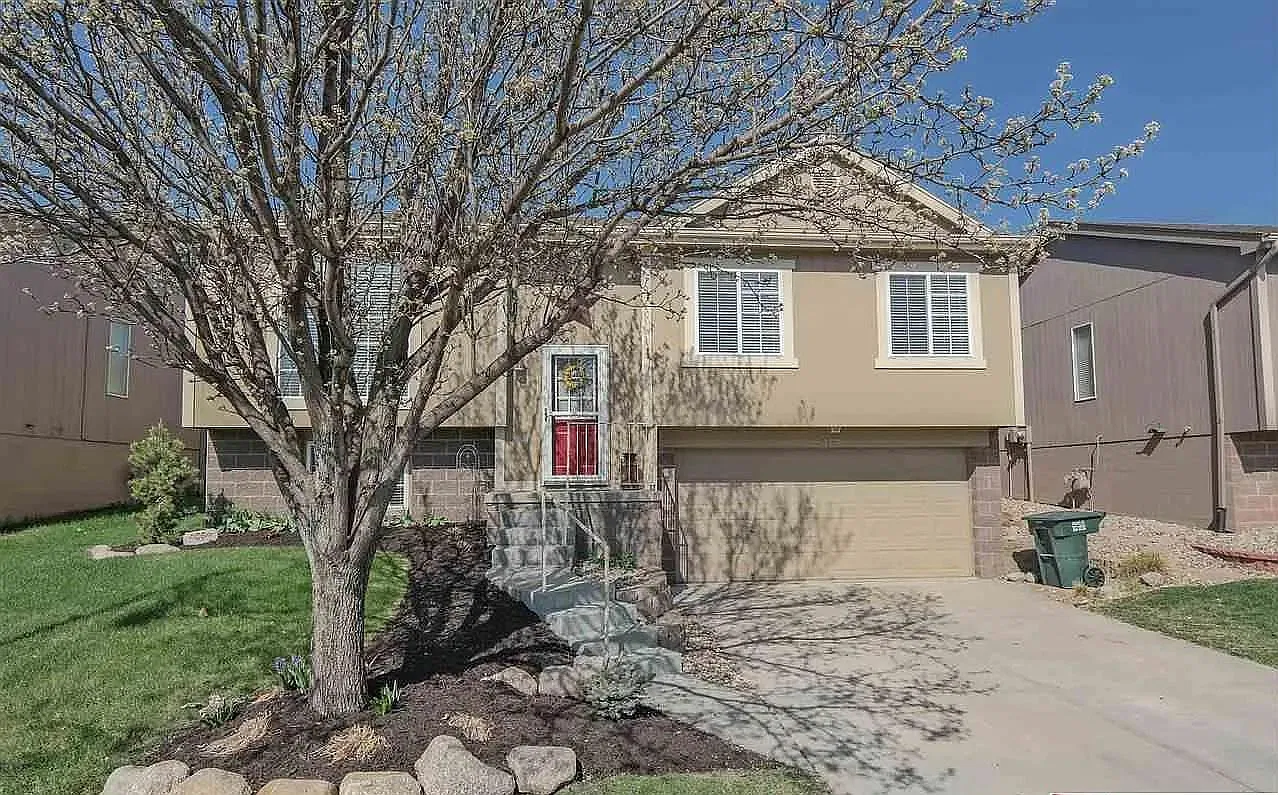 3 bed, 1400 sqft, $1,995 — Photo 1