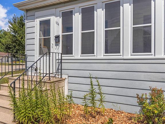 3rd image of 104 Marshner STREET