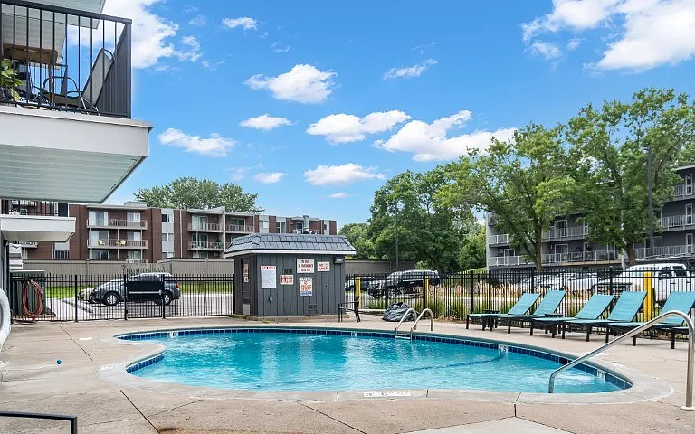 Chateau Apartments — Photo 22