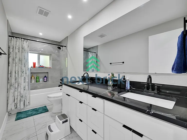 11810 NE 75th St — Photo 21