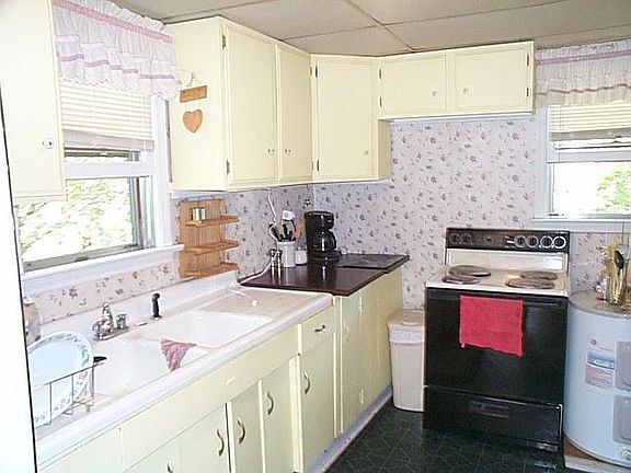 4th image of 293 Howardsville Tpke