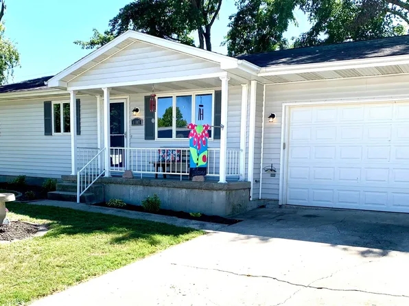 1107 Hall Dr W, Jacksonville, IL 62650