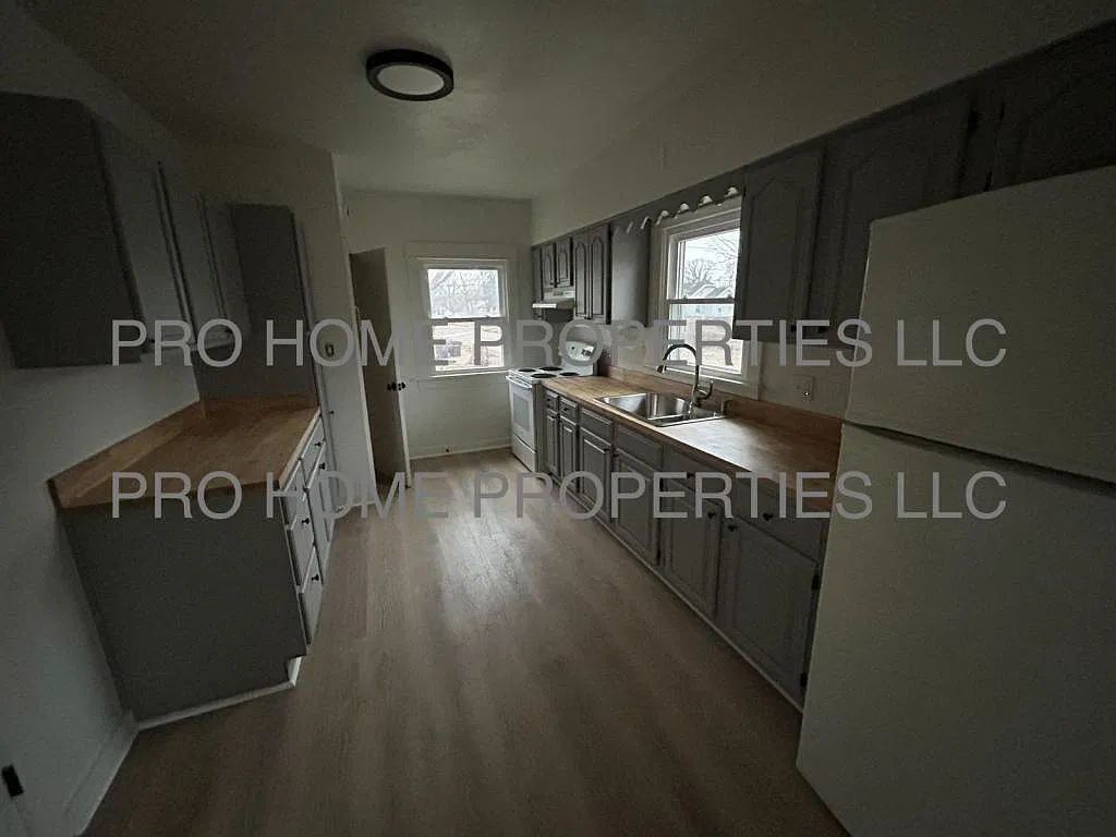 400 Walton Ave — Photo 4