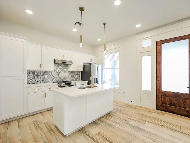 120 E Magnolia — Photo 23