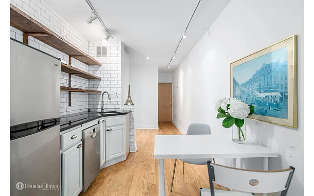 Sold by Douglas Elliman | media 22