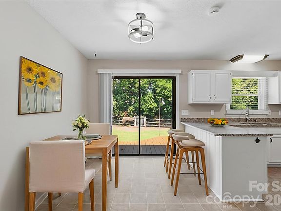 4th image of 3028 Dylan Pl NW