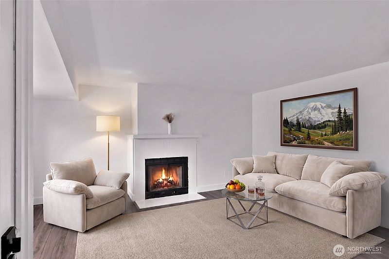 4th image of 908 Baysinger Place