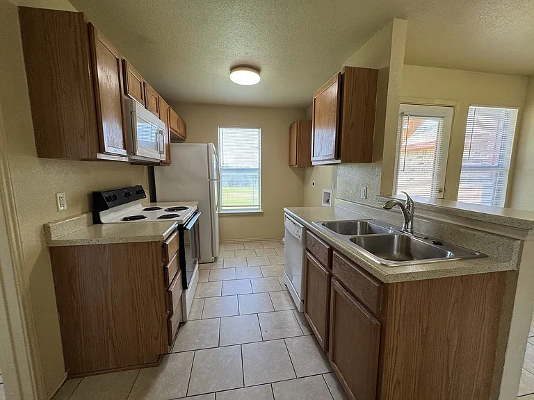 5702 Greengate Dr — Photo 6