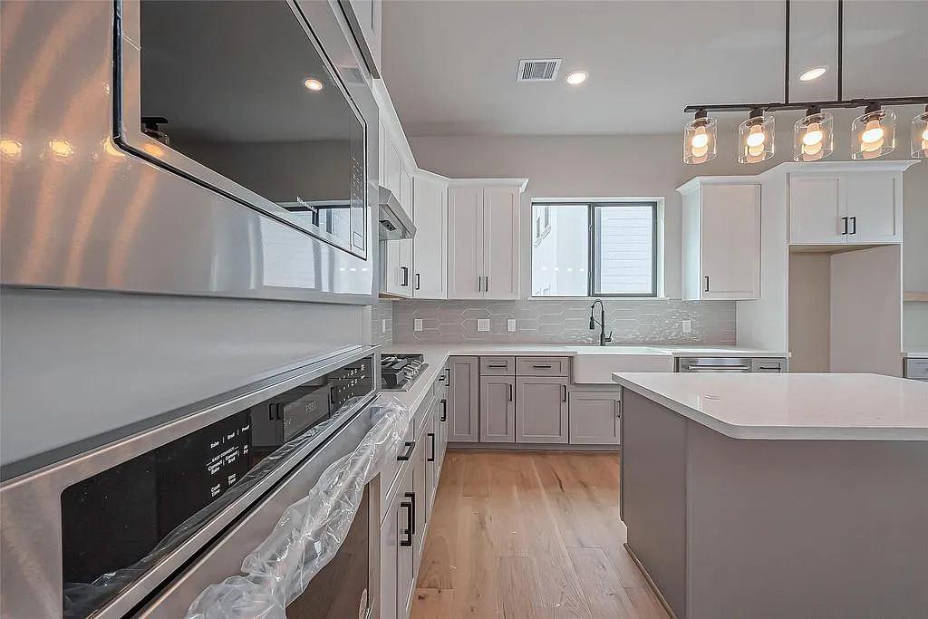 3 bed, 3.5 bath, 2140 sqft, $4,200 — Photo 3