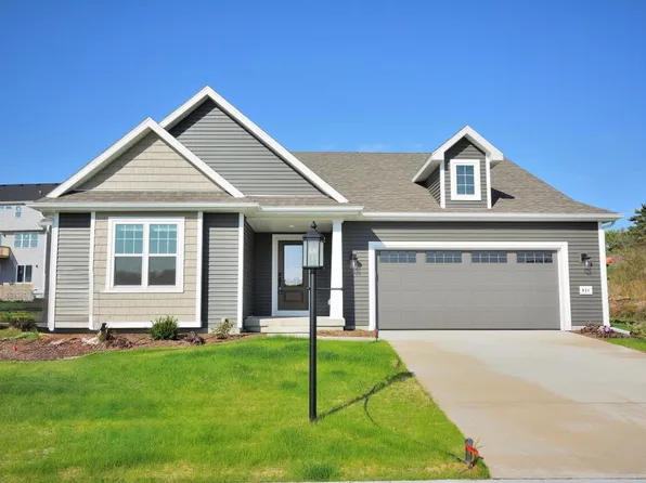 621 Standing Stone DRIVE, Waukesha, WI 53189