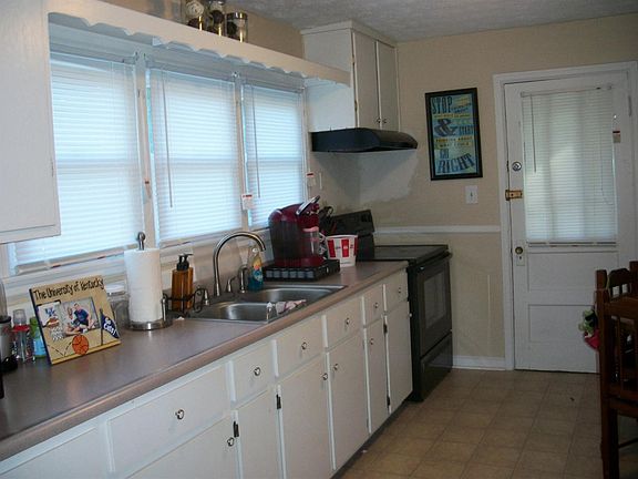 4th image of 107 Lowell Ave