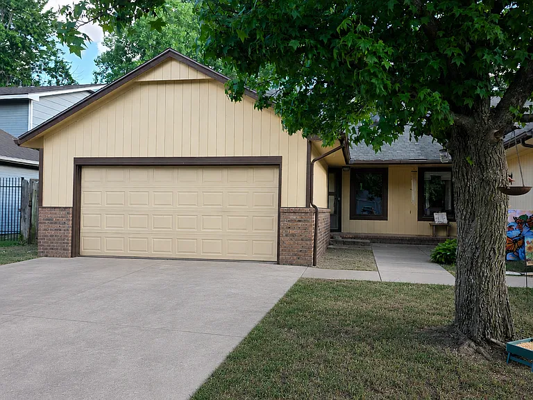 10819 W Grant St — Photo 1