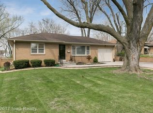7301 Roseland Dr, Urbandale, IA 50322