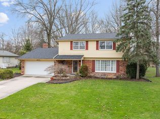 8453 Hampton Rd, Grosse Ile, MI 48138