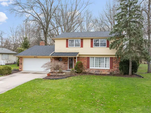 8453 Hampton Rd, Grosse Ile, MI 48138