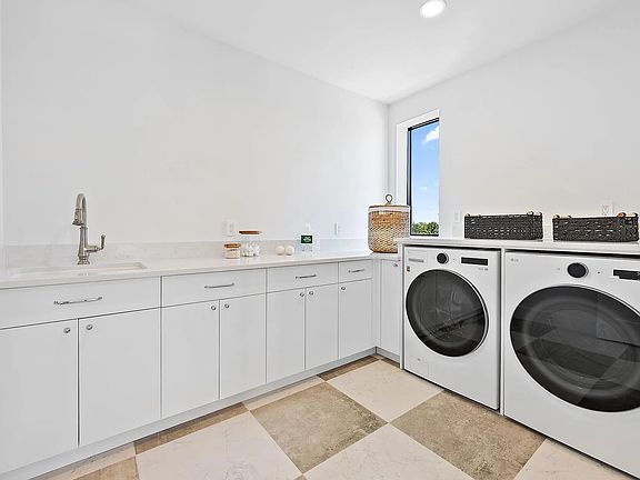 4th image of 225 NE 11th St